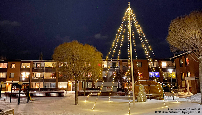 Taptogränd 1-19 med julbelysning, Östersund, december 2019. Foto: Lars Norell
